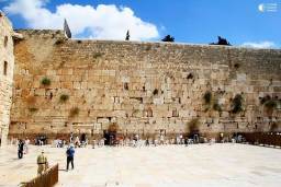 9. Стіна Плачу в Єрусалимі. Це найсвятіше для іудеїв місце. Звичаєм мільйонів людей усього світу стало вкладати записки між каменів Стіни Плачу. На них пишуть прохання про дарування здоров’я, достатку, порятунку і успіху.